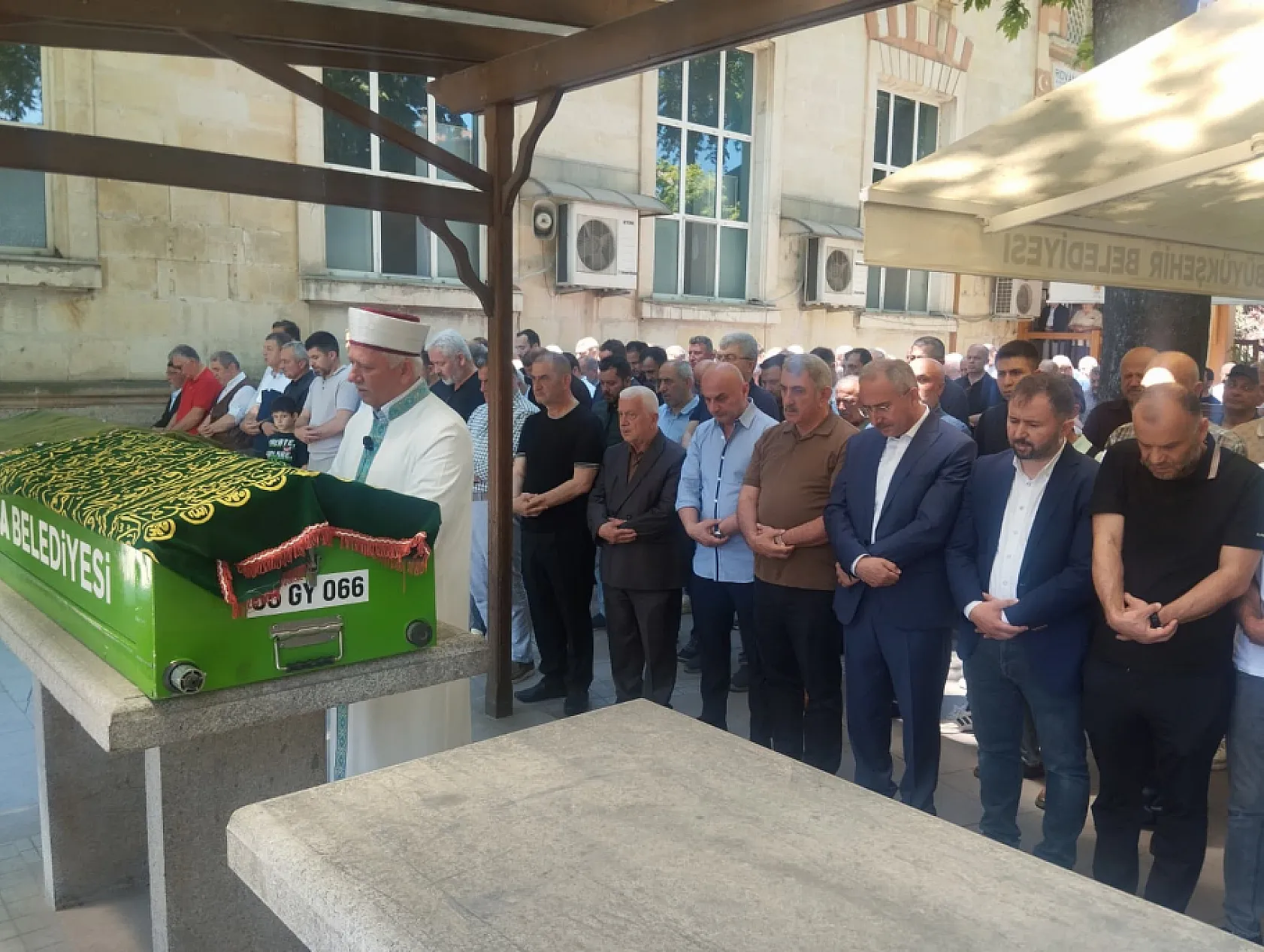 Cihan Özakçaylı'nın anne acısı: Dualarla son yolculuğuna uğurlandı