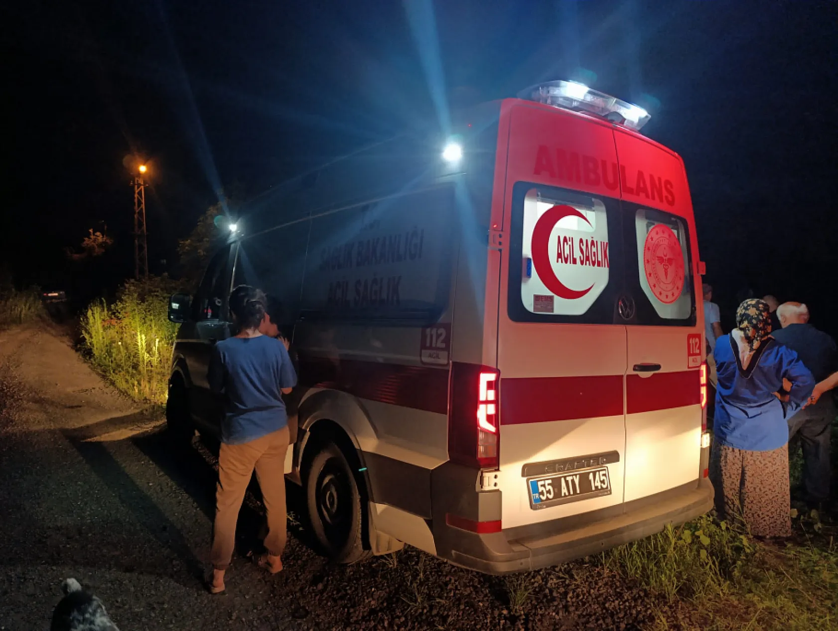 Salıpazarı'nda otomobil uçuruma yuvarlandı