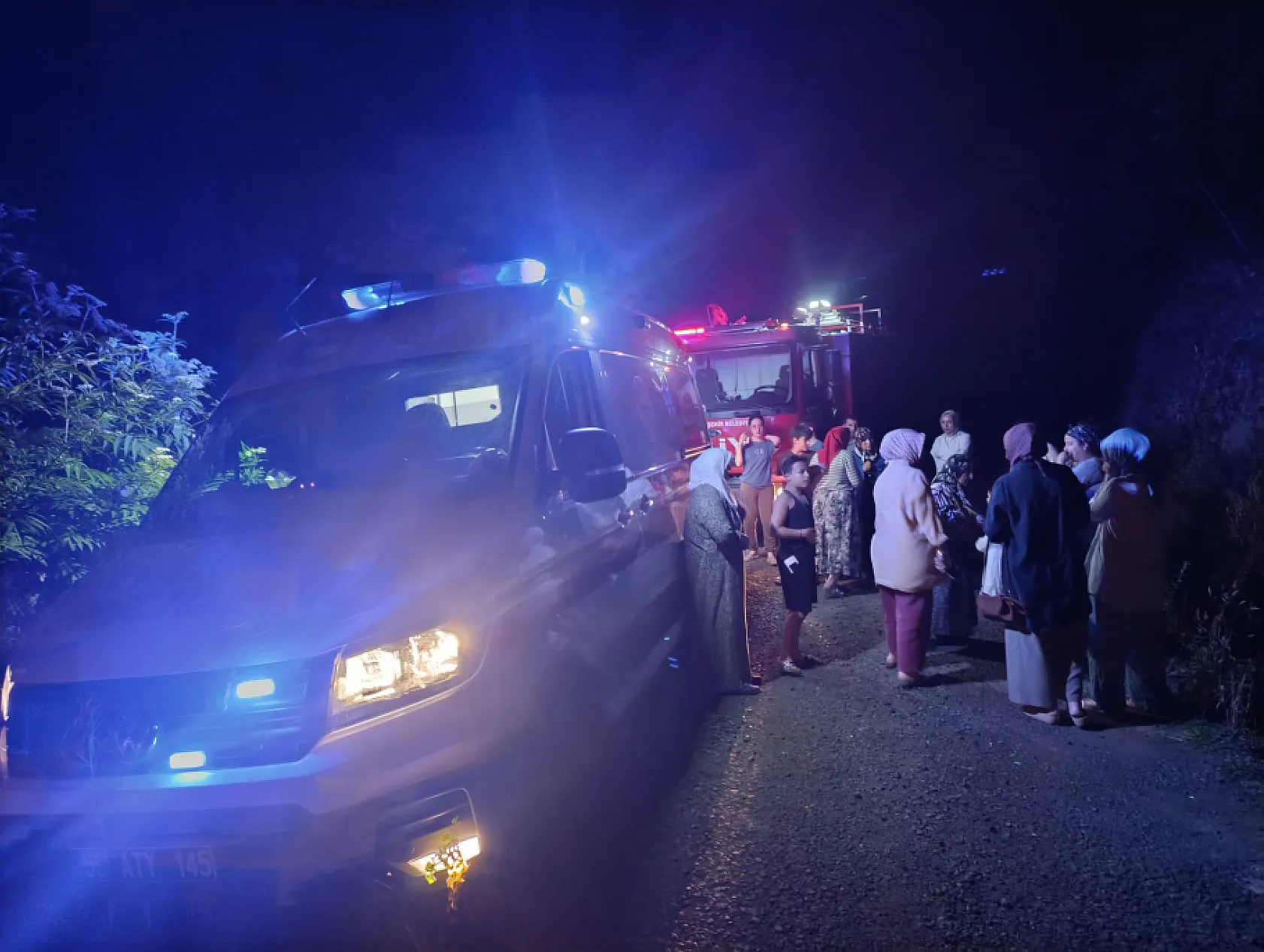 Salıpazarı'nda otomobil uçuruma yuvarlandı