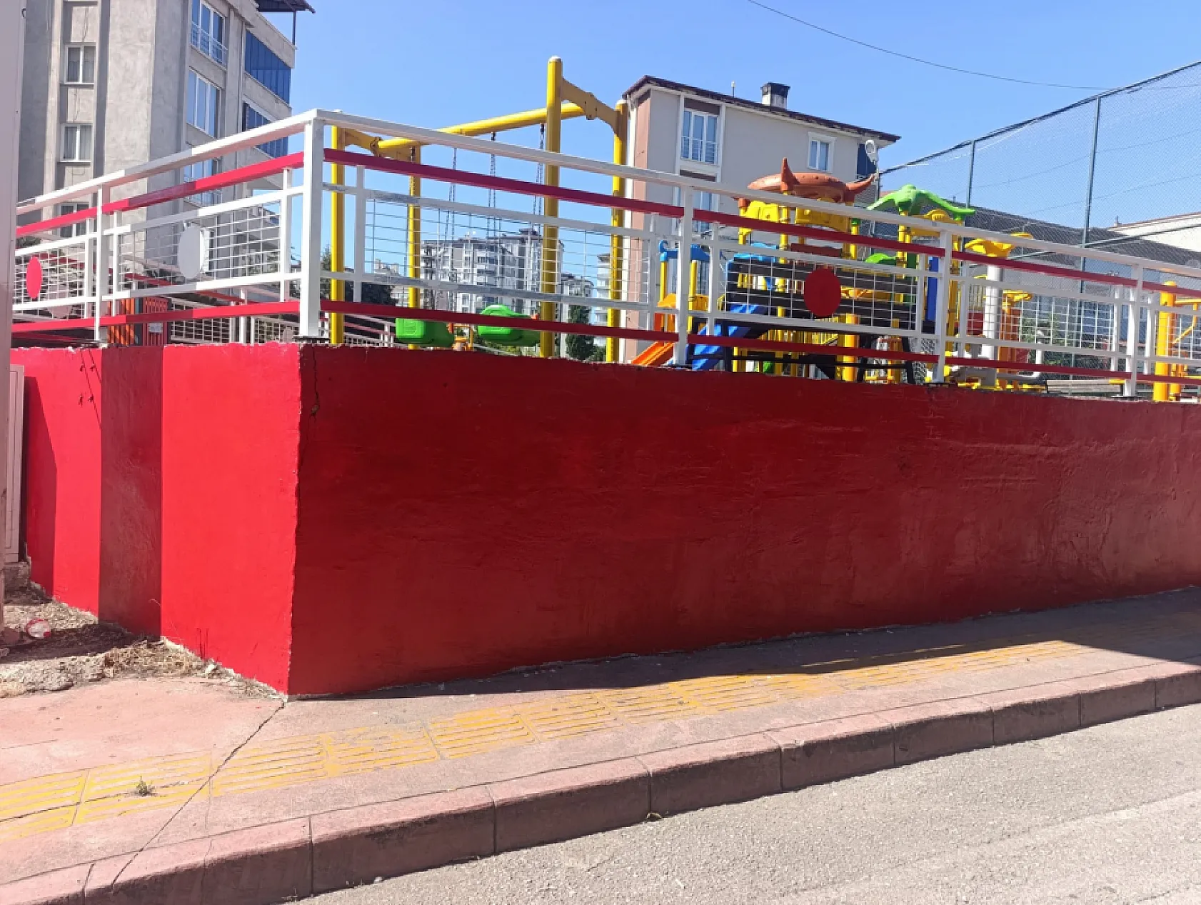 İlkadım'ın Parklarına Kırmızı Beyaz Dokunuş