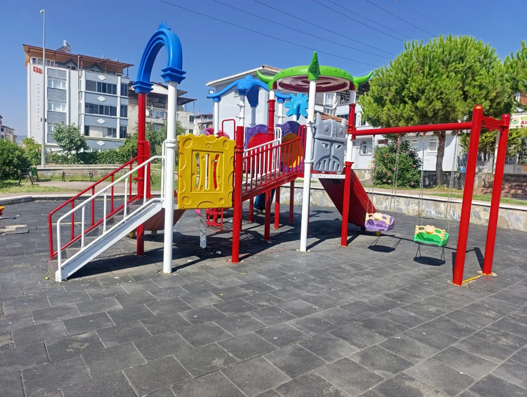 İlkadım'ın Parklarına Kırmızı Beyaz Dokunuş