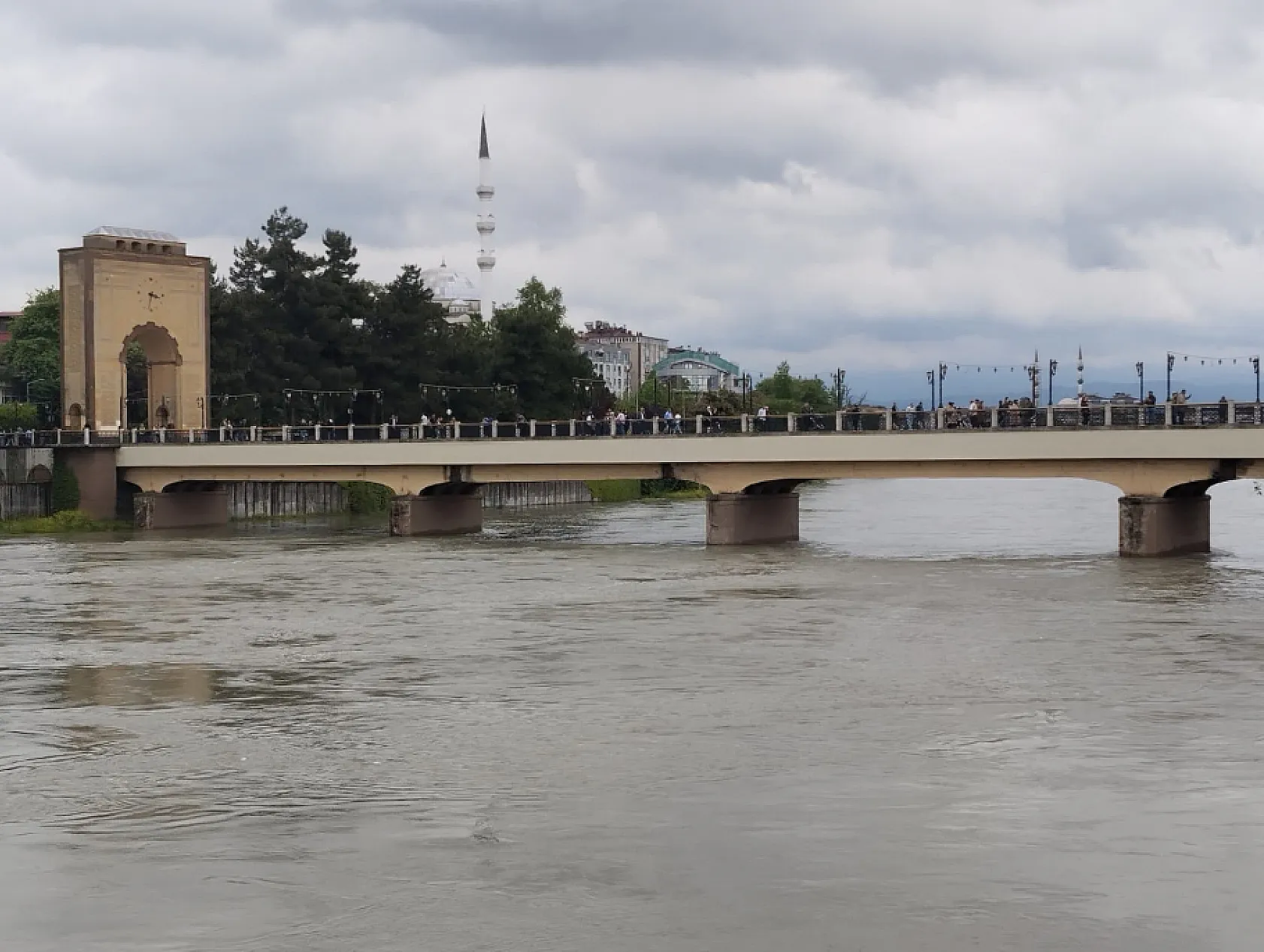 Yeşilırmak'ta yükselen su seviyesi endişelendirdi
