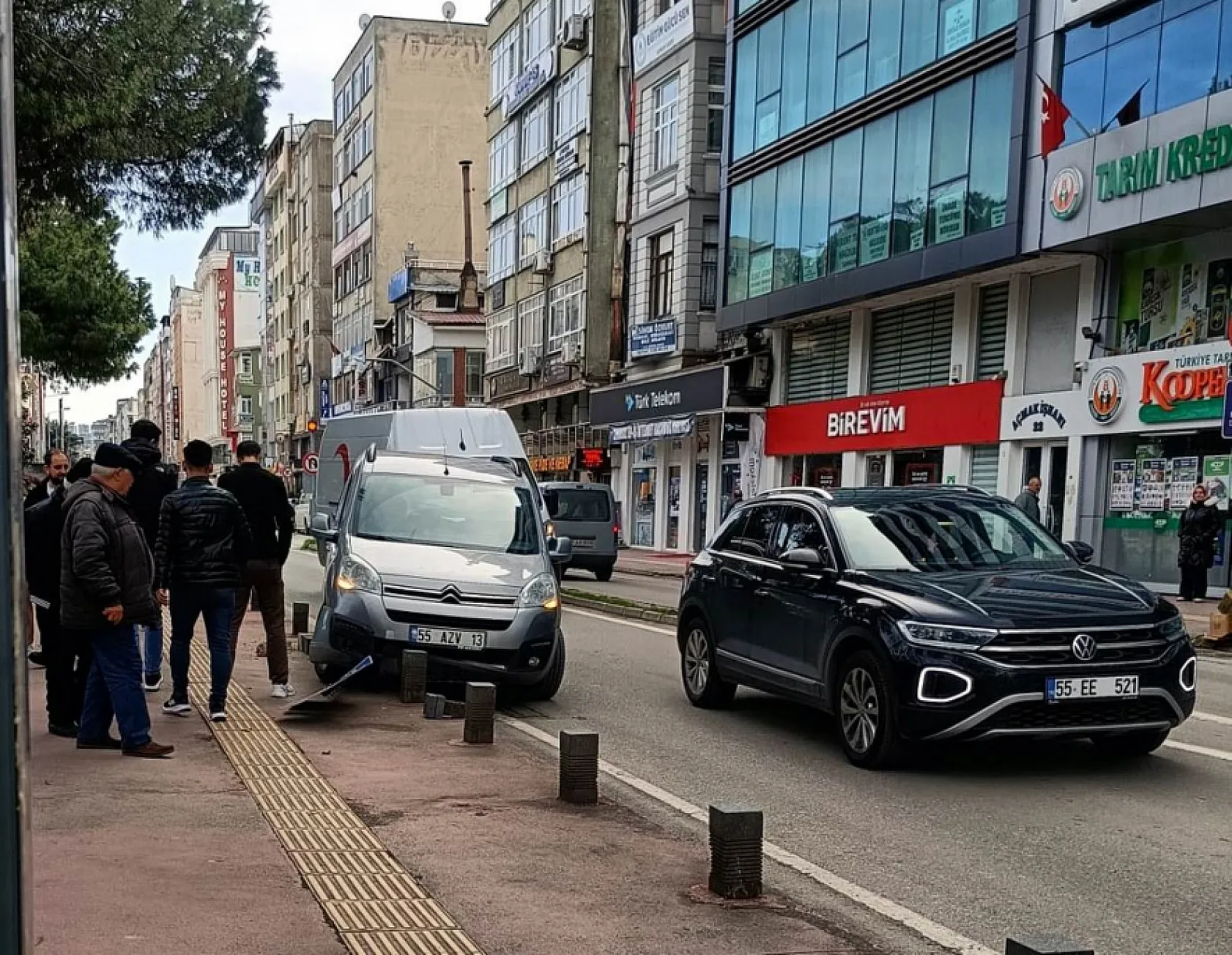 Kaldırıma çıkan hafif ticari araç levha ve dubayı devirdi