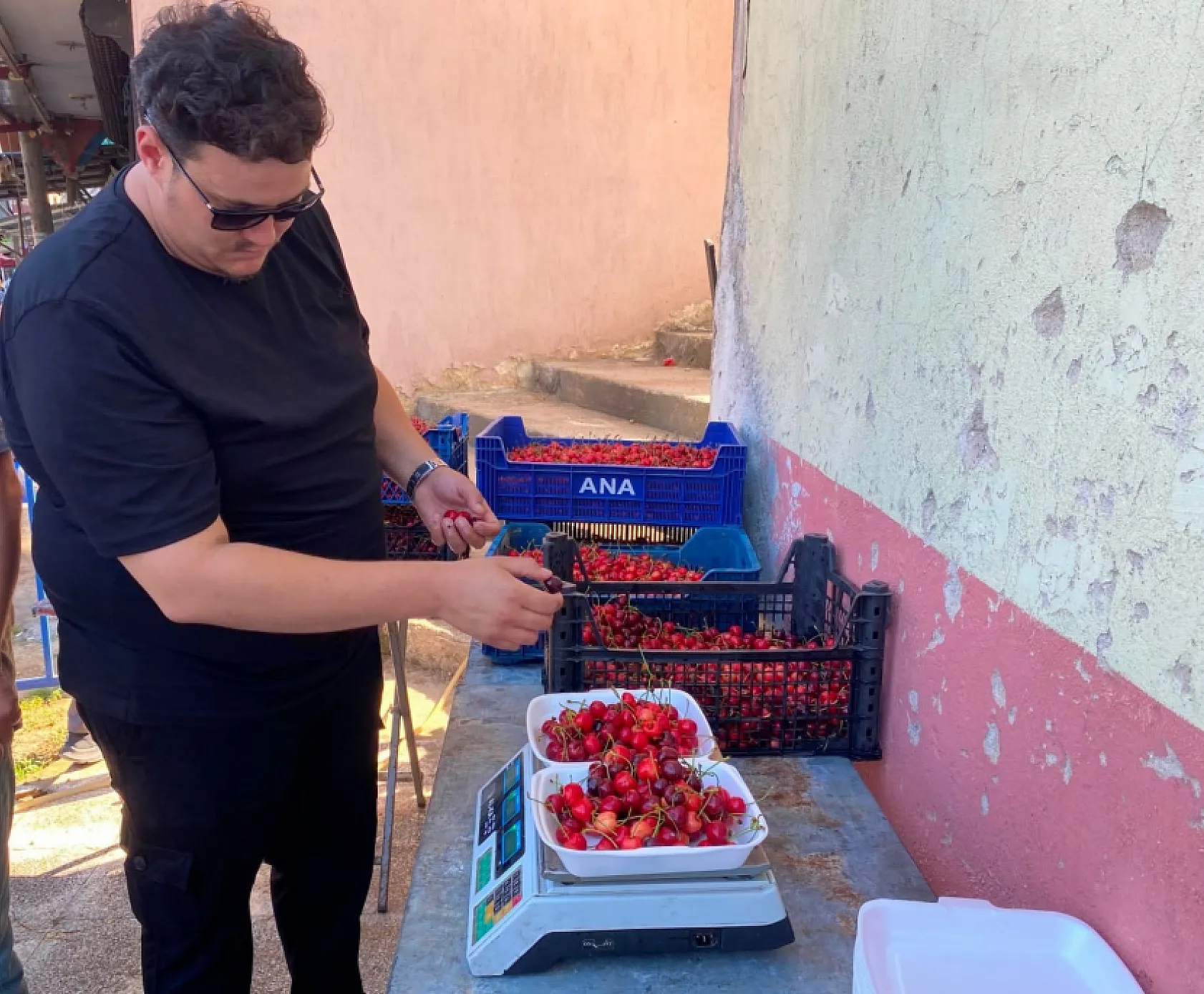 Kiraz yeme yarışmasında birincilik 2 gram farkla geldi