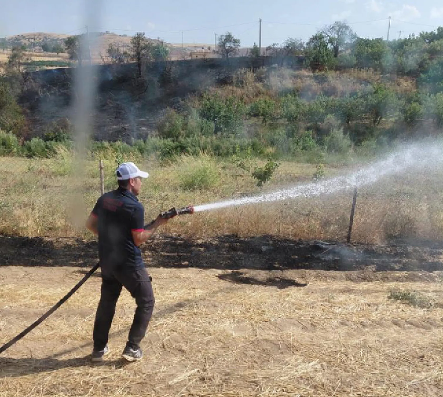 Anız yangını felakete dönüştü: Meyve bahçesi alevlere teslim oldu