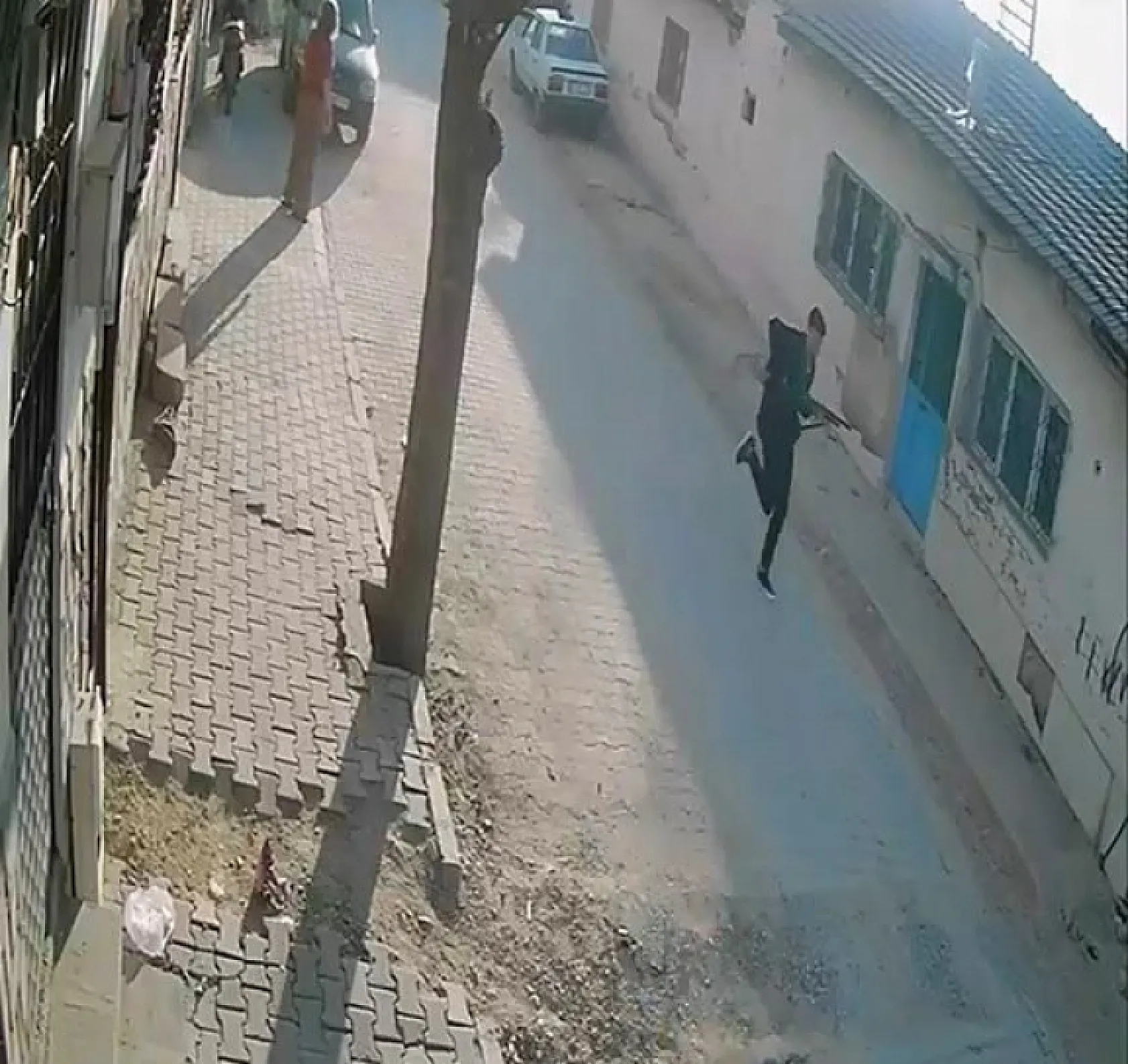 Silah ihbarı sonrası veliler okula akın etti, arbede çıktı