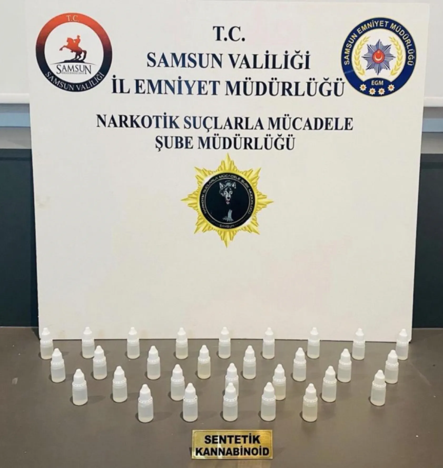 Kapılar açıldı, zehir ortaya çıktı:Litrelerce uyuşturucu ele geçirildi