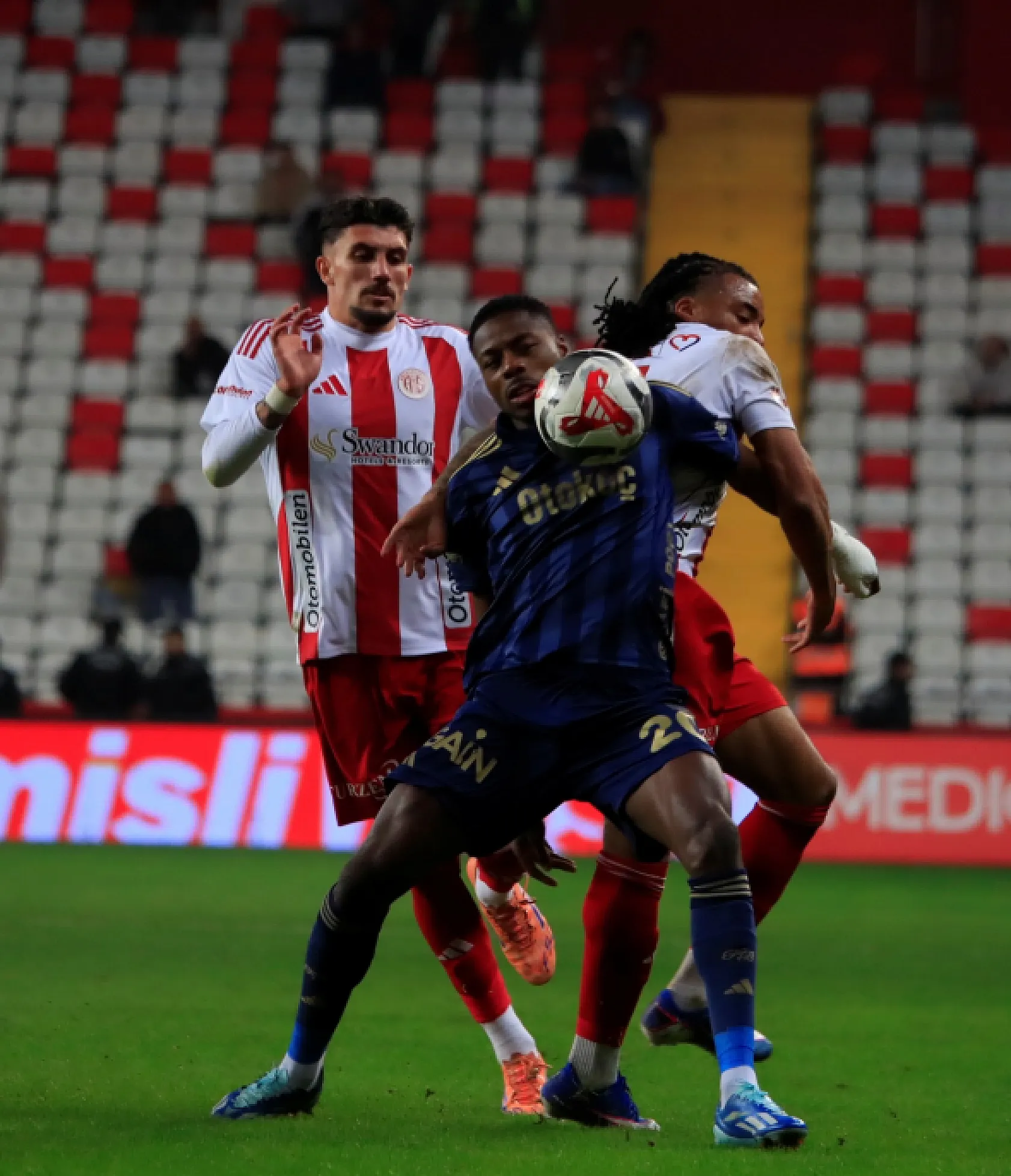 Fenerbahçe zirve yarışından kopuyor! Antalyaspor : 2 - Fenerbahçe : 2