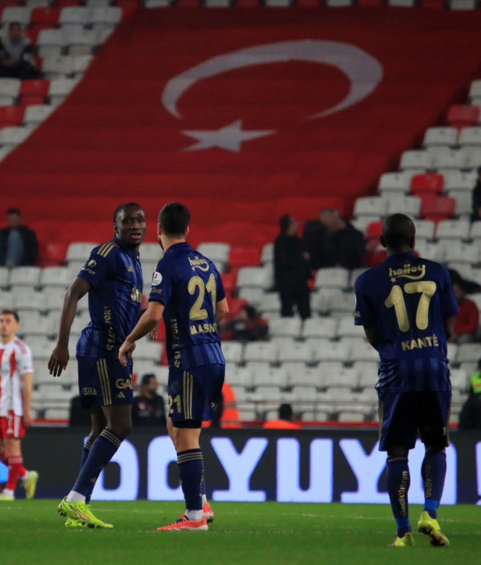 Fenerbahçe zirve yarışından kopuyor! Antalyaspor : 2 - Fenerbahçe : 2
