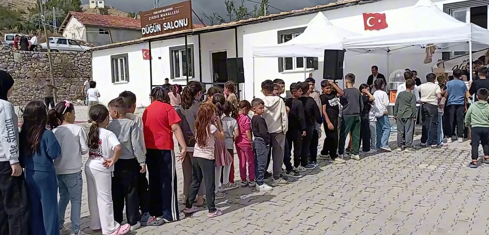 Çocuklar evlerden halı topladı, futbol sahası yaptı