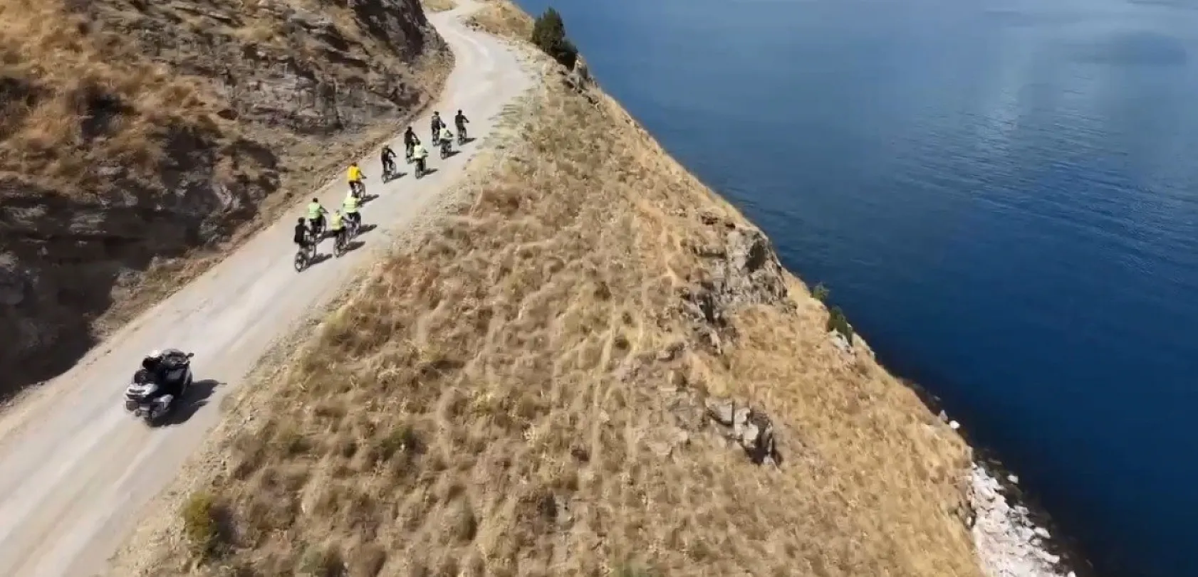 Doğaseverler Van Gölü kıyısında pedal çevirdi