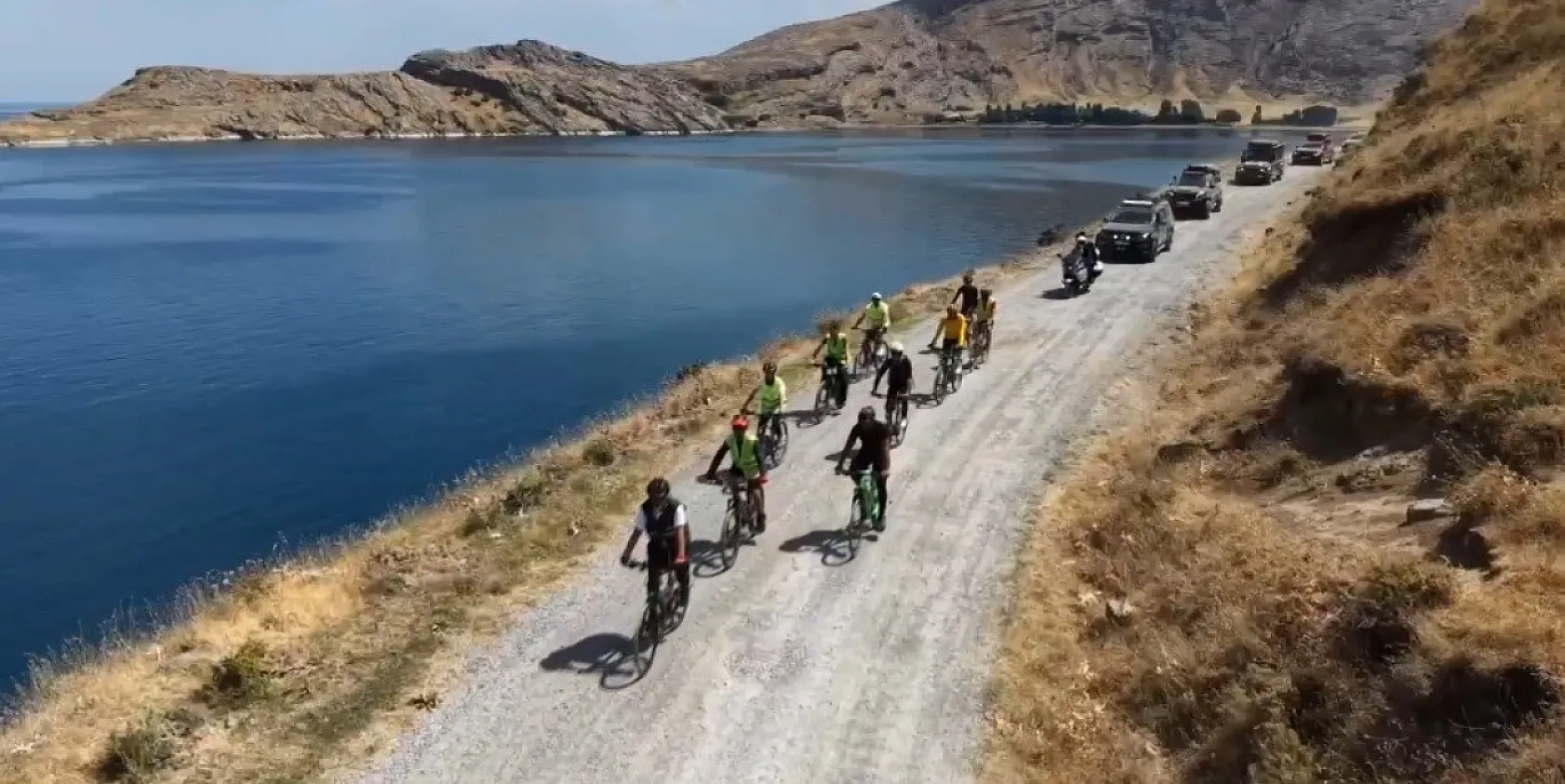 Doğaseverler Van Gölü kıyısında pedal çevirdi