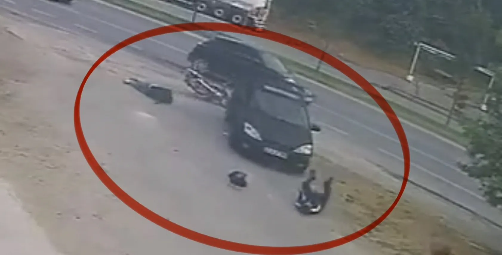 Samsun'da motosiklet otomobile çarptı! Feci kaza kamerada: 2 yaralı