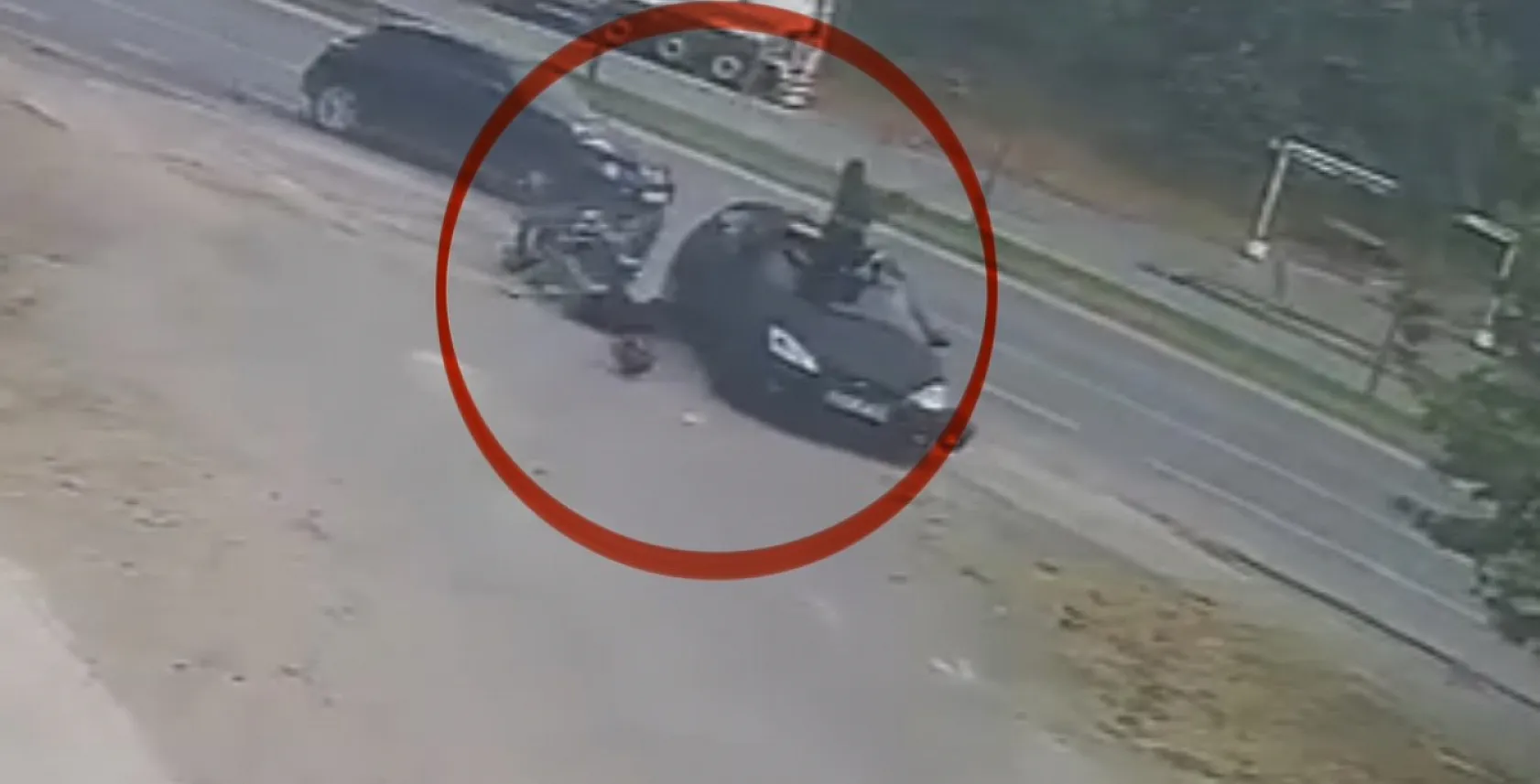 Samsun'da motosiklet otomobile çarptı! Feci kaza kamerada: 2 yaralı