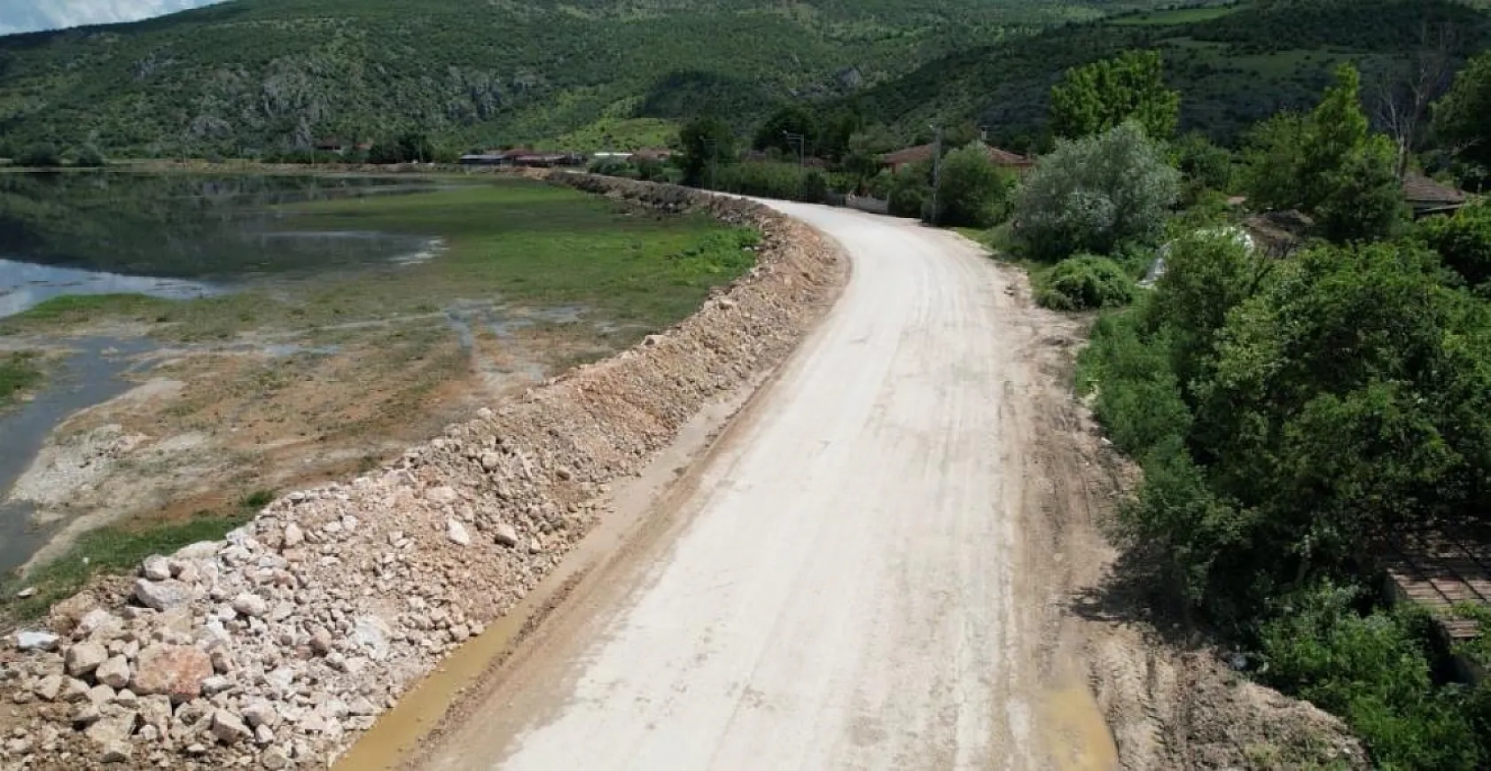 Taşkın Sonrası Kritik Önlem: Yol Kenarına Taş Setler Kuruldu