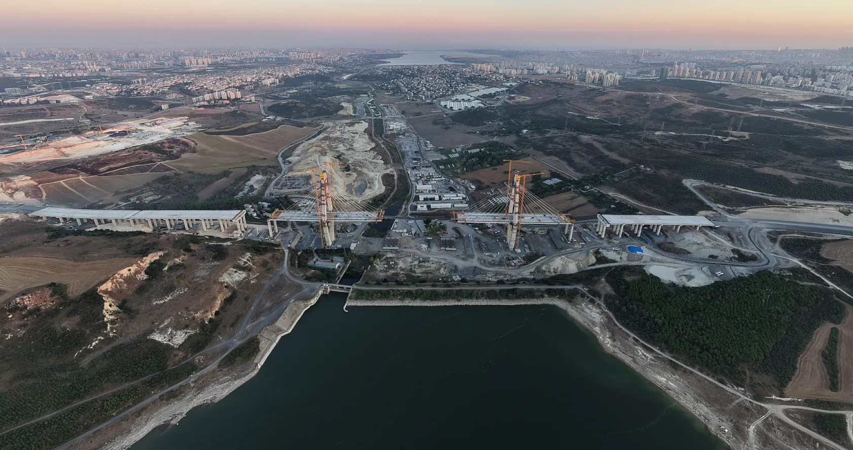 Kanal İstanbul'da dev operasyon: 250 tonluk tabliye havaya kaldırılıyor