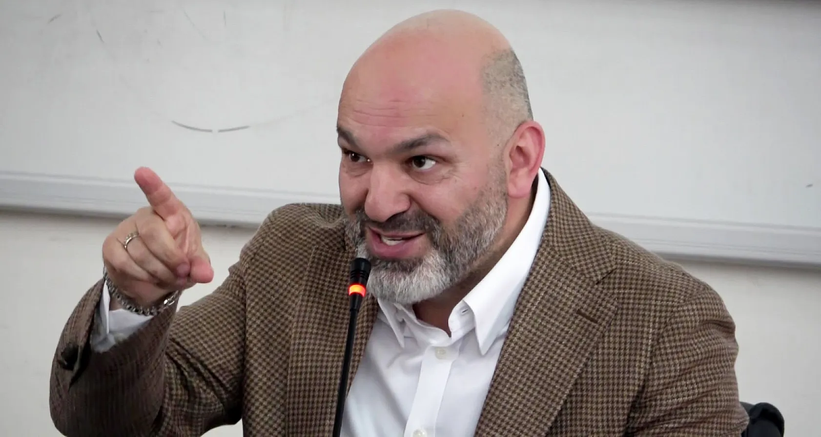 'Şikayet edip izliyoruz!' RTÜK Üyesi Davulcu'dan çarpıcı reyting itirafı!