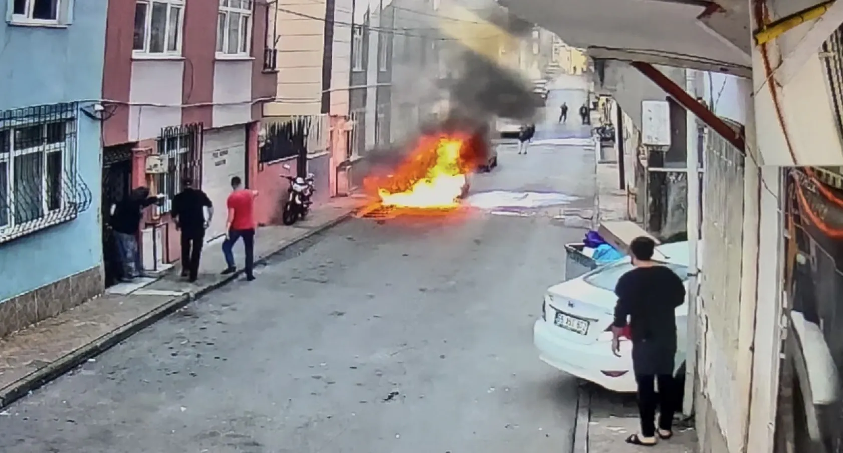 Samsun'da elektrikli otomobil alevlere teslim oldu