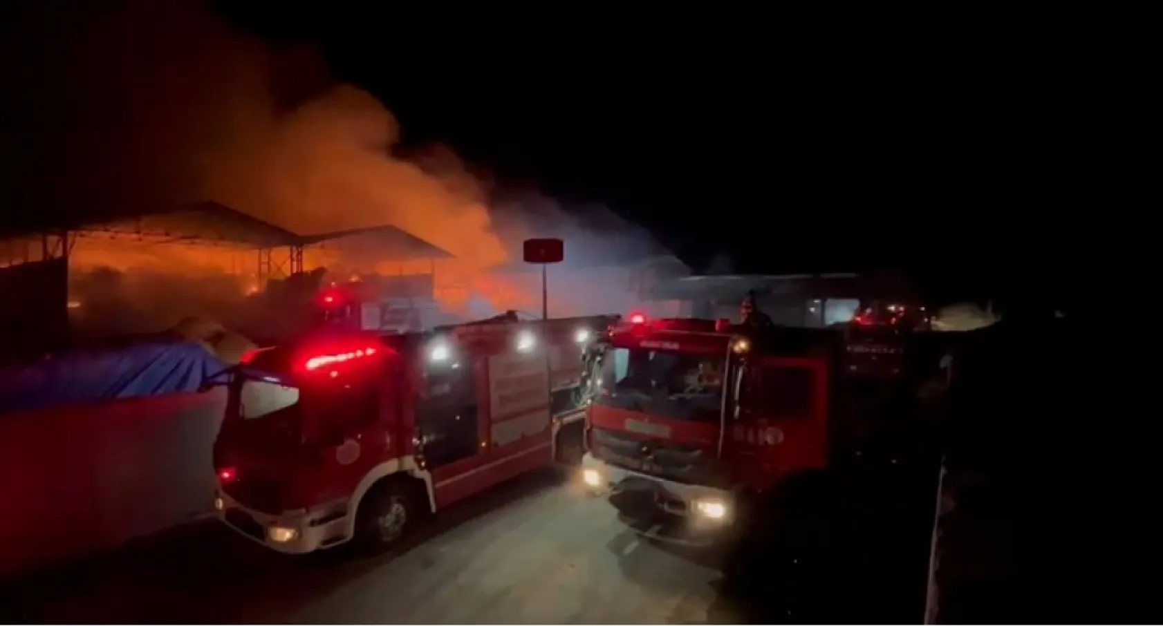 Samsun'da saman deposu alevlere teslim oldu