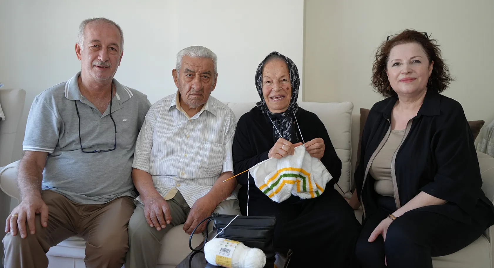 Rüyasının ardından 58 yıldır ihtiyaç sahipleri için örüyor