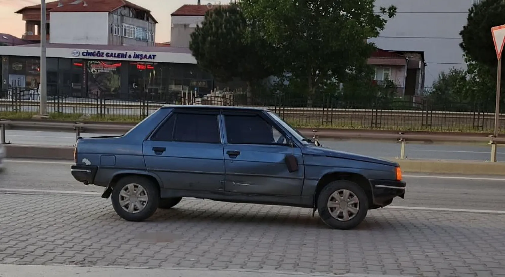 Dönüş Yapan Otomobile Motosiklet Çarptı: 1 Kişi Hastaneye Kaldırıldı