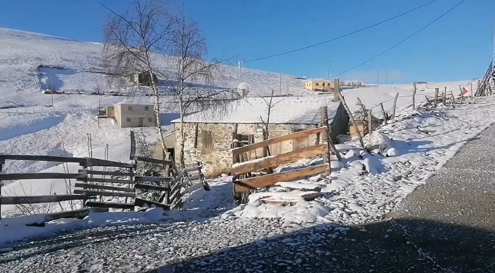 Karadeniz'de kış bitmiyor, yaylalarda kar lapa lapa yağıyor!
