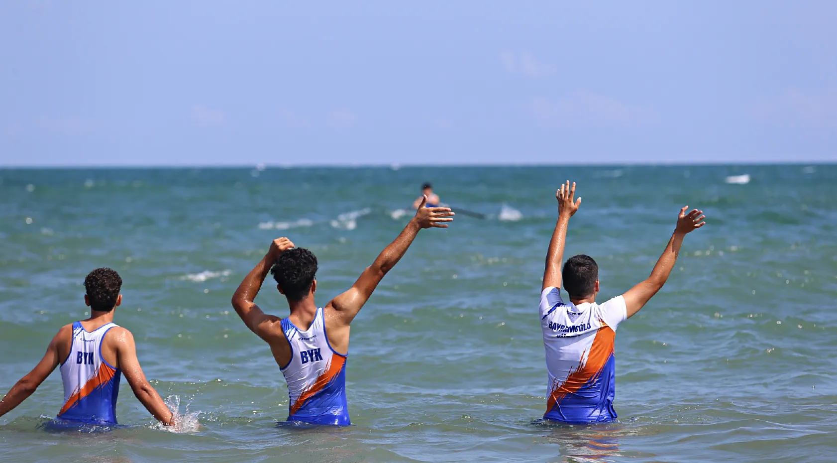 Deniz küreği şampiyonasında sporcular dalgalarla mücadele etti