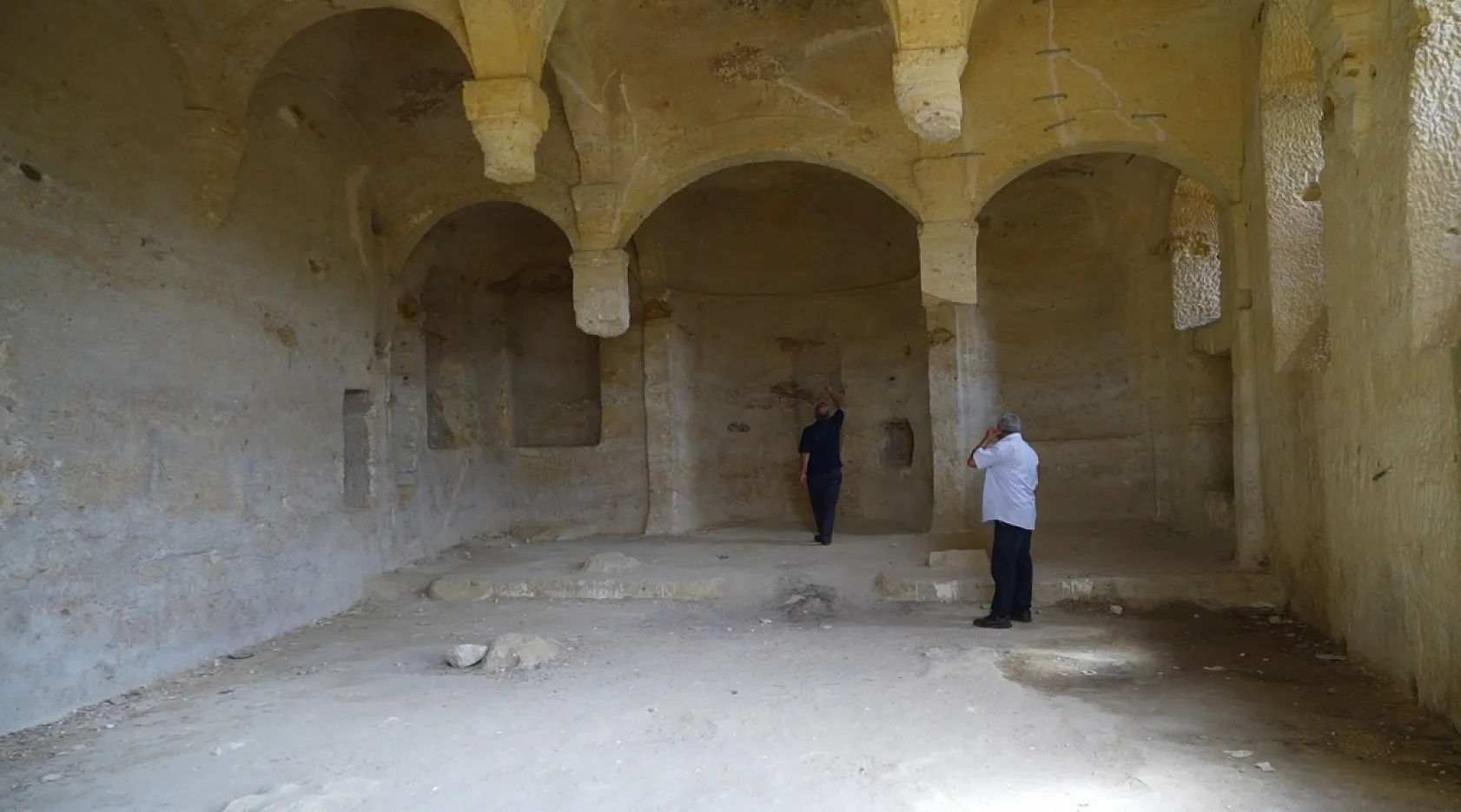 Gümüşhane'nin kayalara oyulan tarihi manastırı ilgi bekliyor