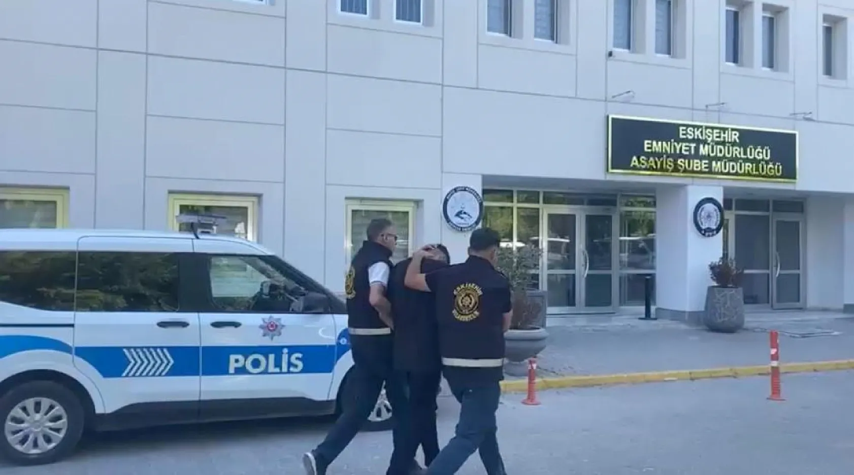 Elini öperek 2 milyonluk altınları alan şüpheli, başka bir dolandırıcılığın parasıyla yakalandı