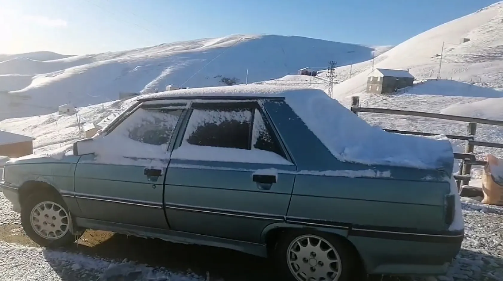 Karadeniz'de kış bitmiyor, yaylalarda kar lapa lapa yağıyor!