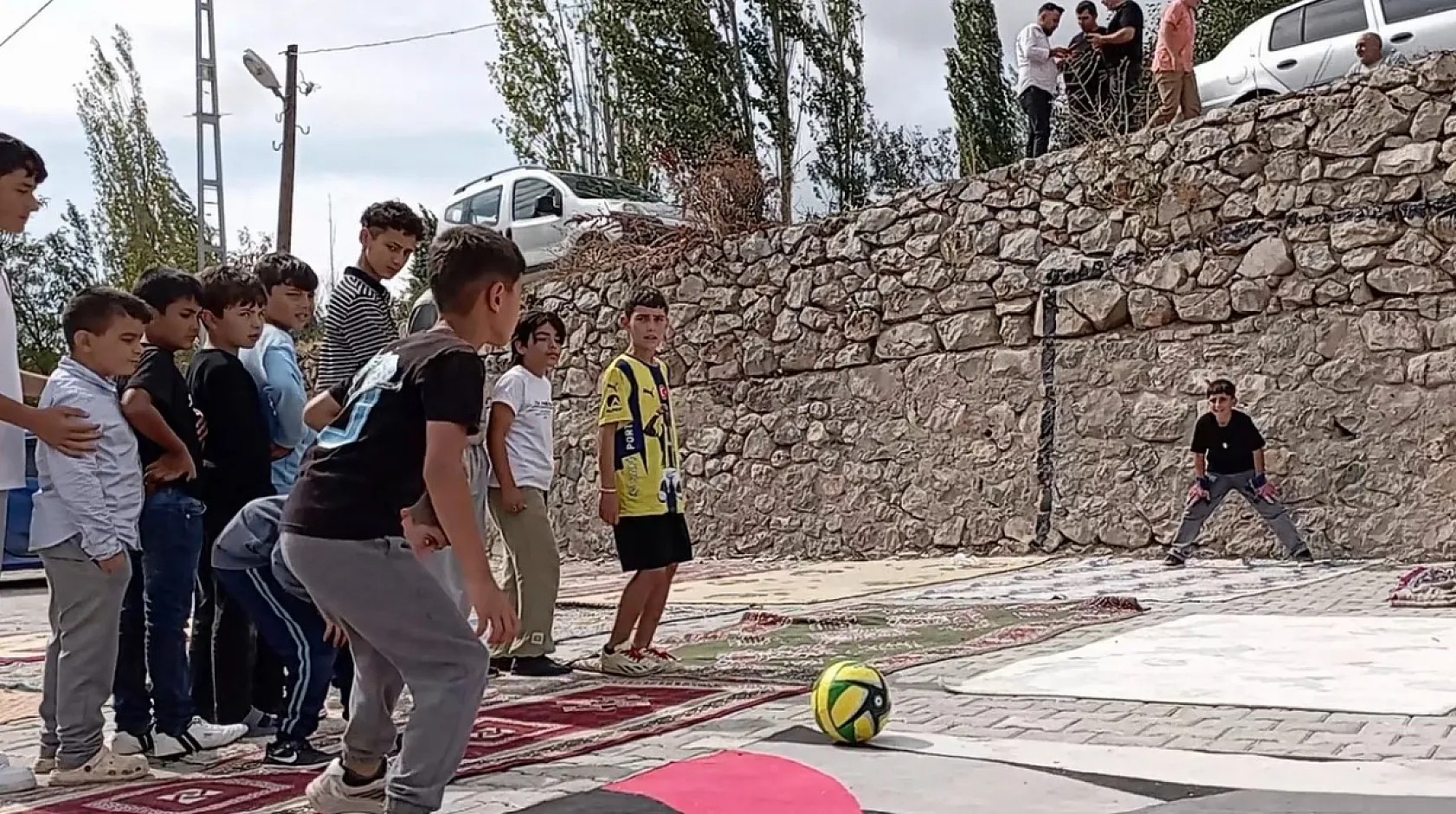 Çocuklar evlerden halı topladı, futbol sahası yaptı