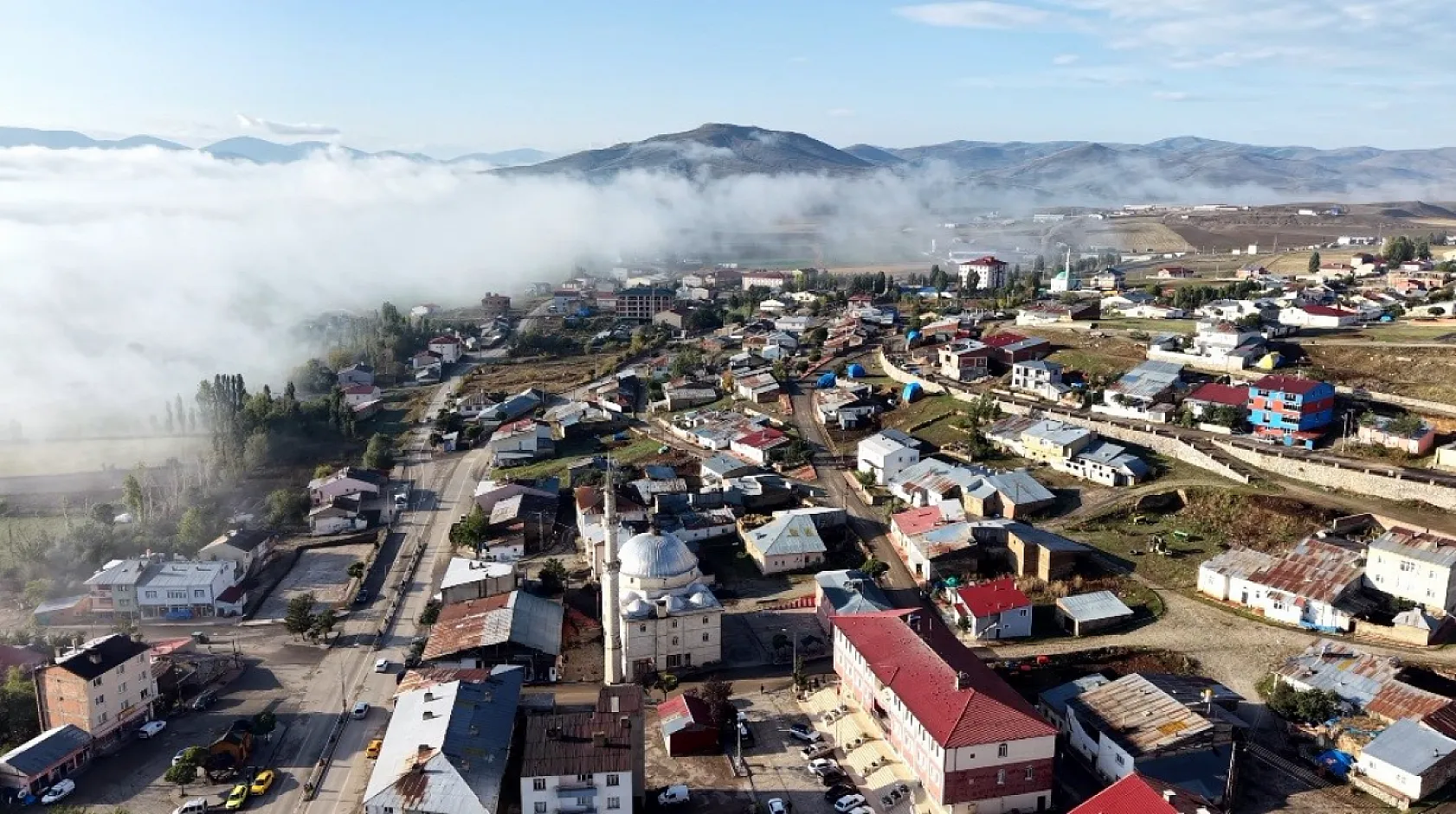 Demirözü'nde sis bulutları ovayı kapladı