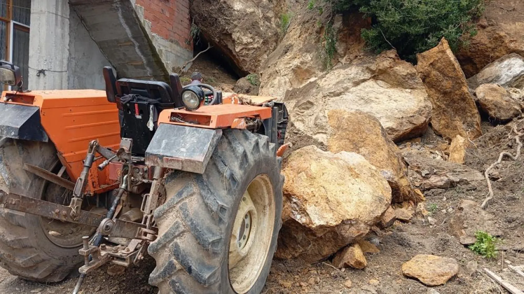 Amasya'da korku dolu gece: Heyelanda kopan kayalar eve düştü