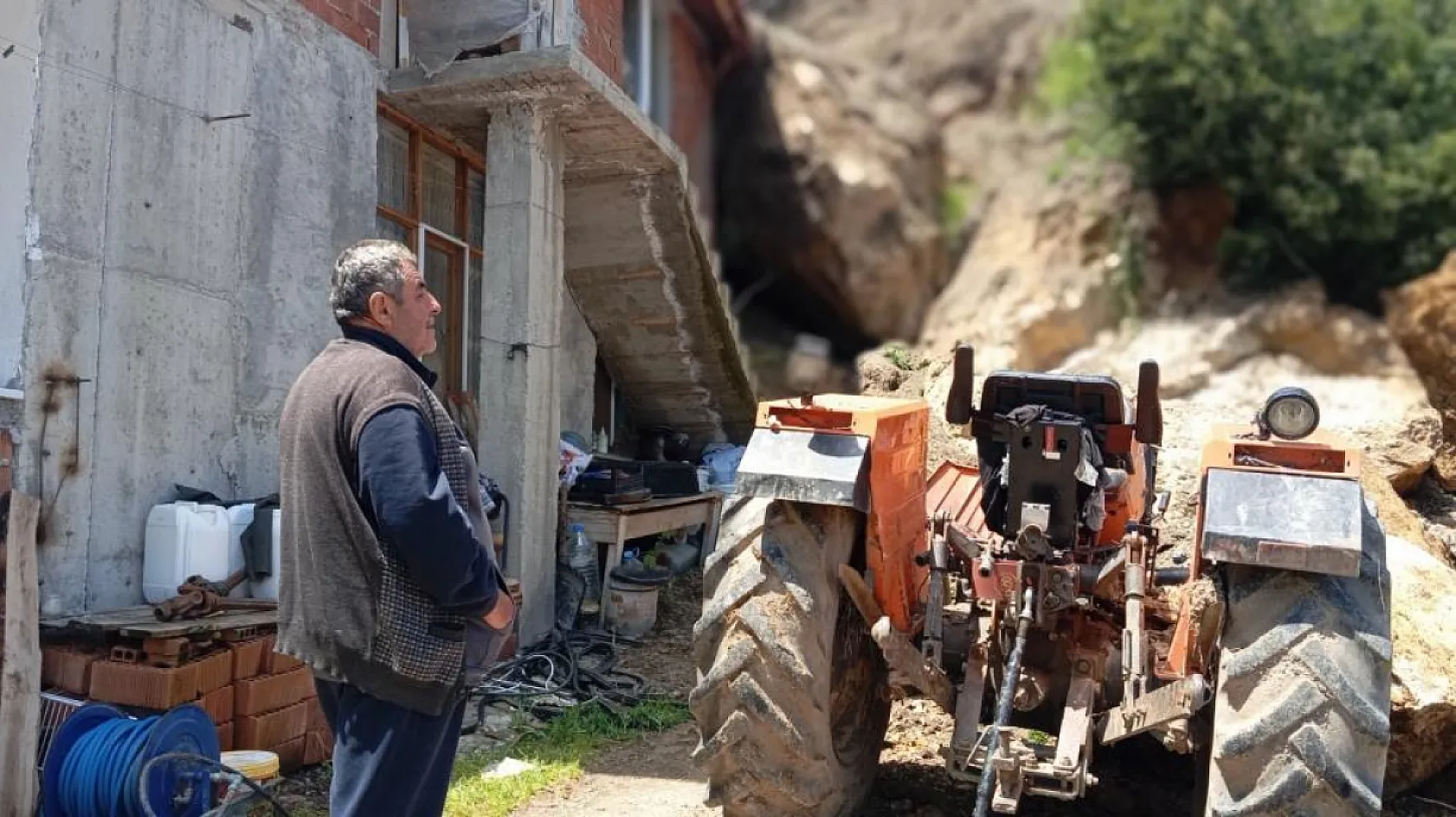 Amasya'da korku dolu gece: Heyelanda kopan kayalar eve düştü
