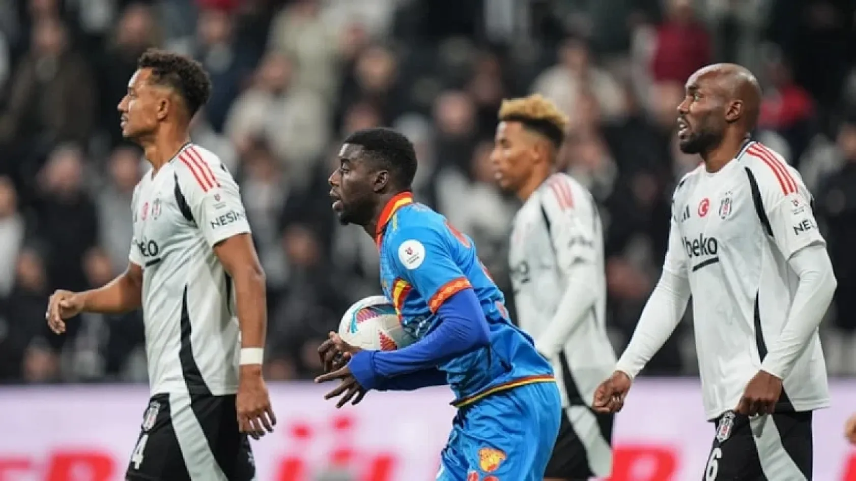Göztepe – Beşiktaş Maçı: Kadrolar Netleşiyor, Dev Randevuda İlk 11'ler Belli Oldu