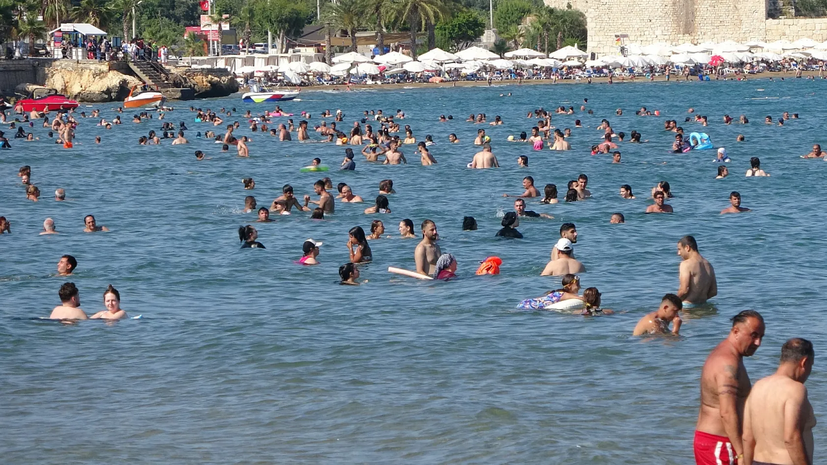 Kızkalesi'nde Yaz Hareketliliği Başladı: Tatilciler Sahillere Akın Etti