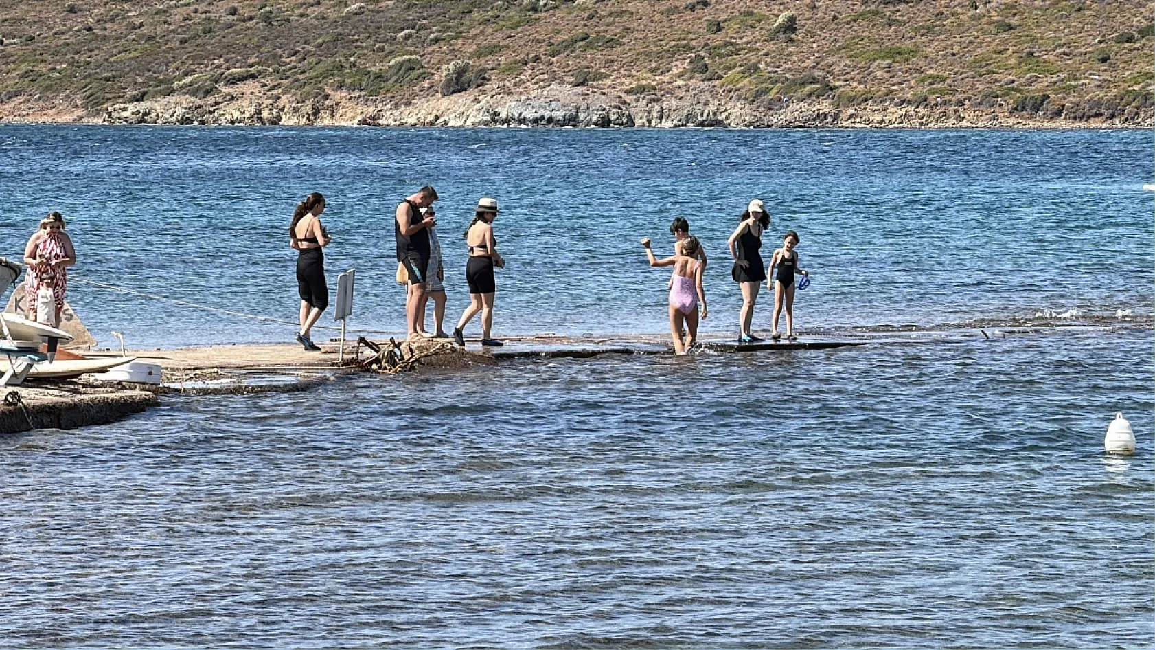 Cunda'dan Maden Adası'na denizden yürüyerek geçiyorlar