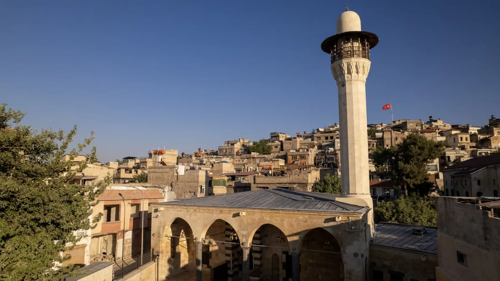 Depremde hasar gören iki tarihi cami yeniden ibadete açılıyor