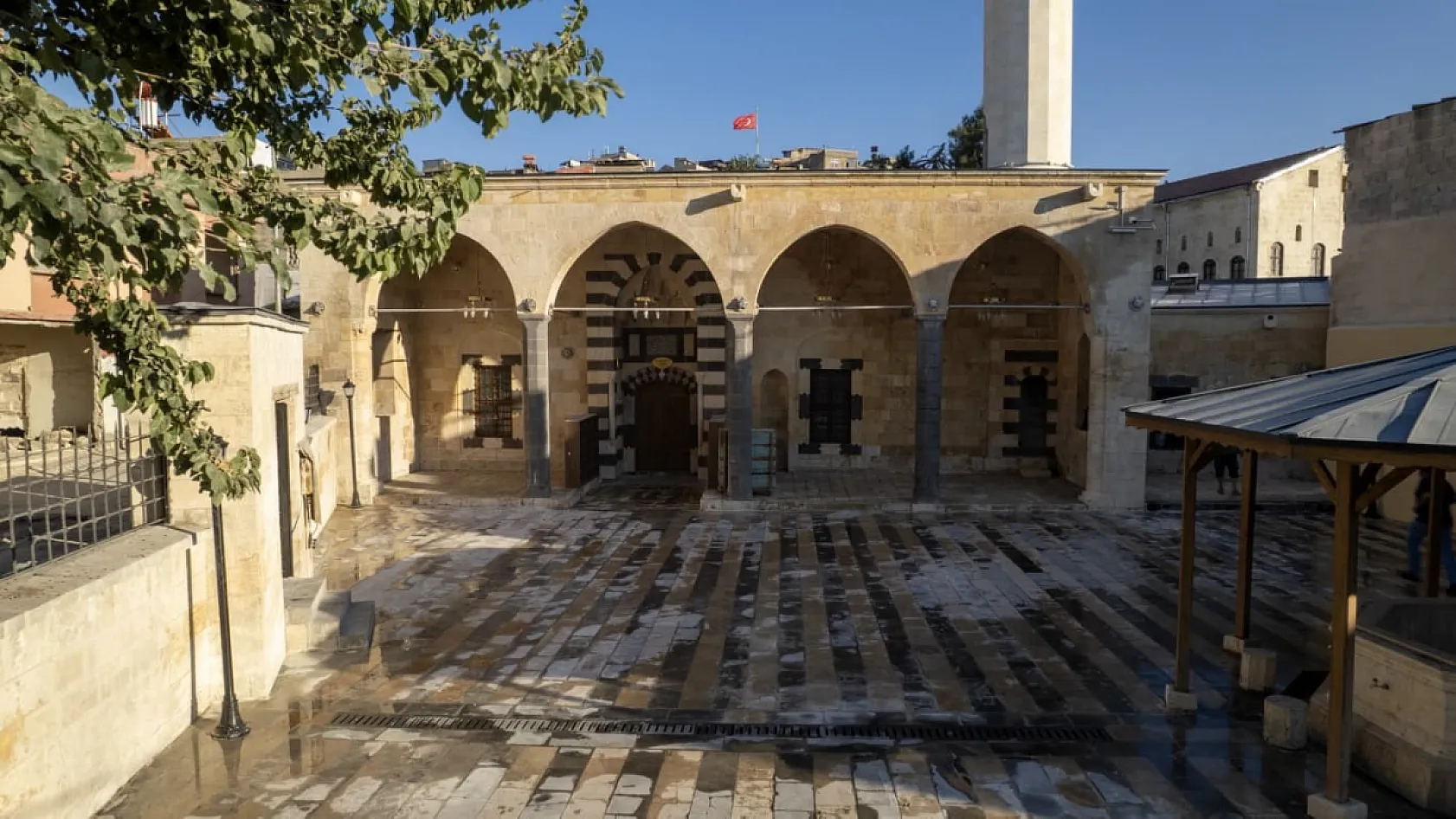 Depremde hasar gören iki tarihi cami yeniden ibadete açılıyor