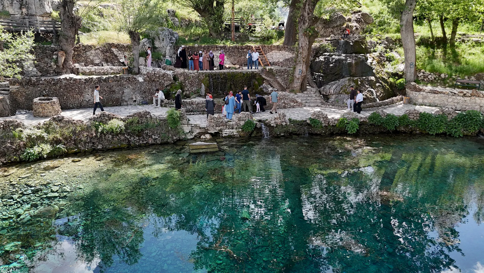 Gökpınar Gölü turkuaz tonu ile dikkat çekiyor
