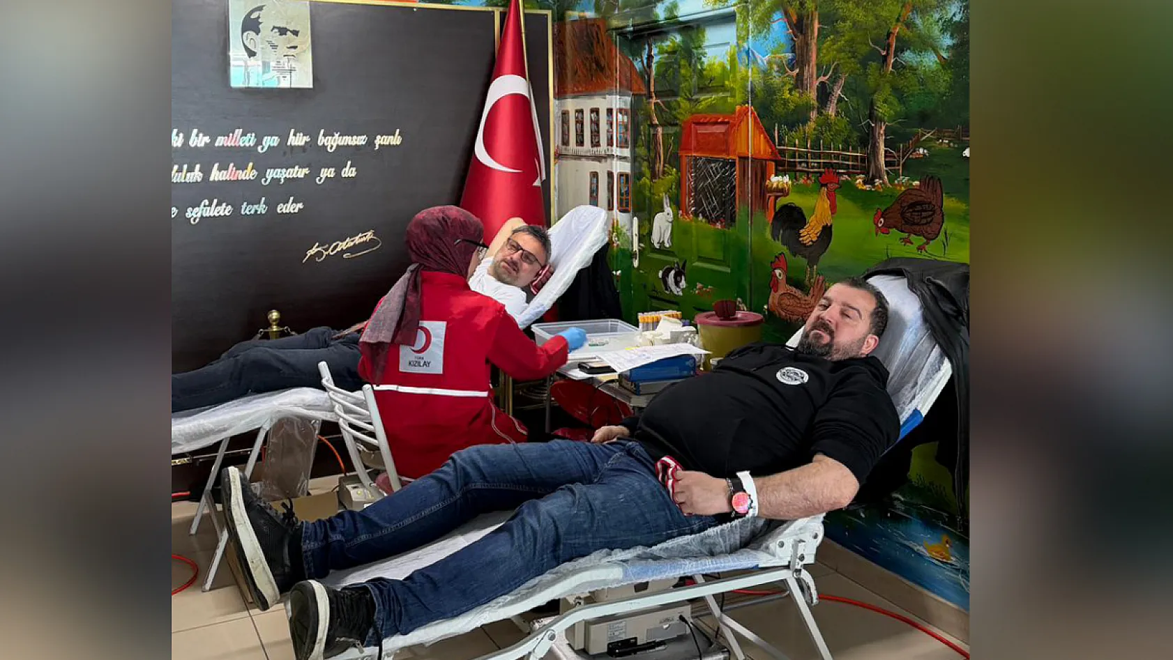 Dostluk Grubundan Kızılay'a kan bağışı