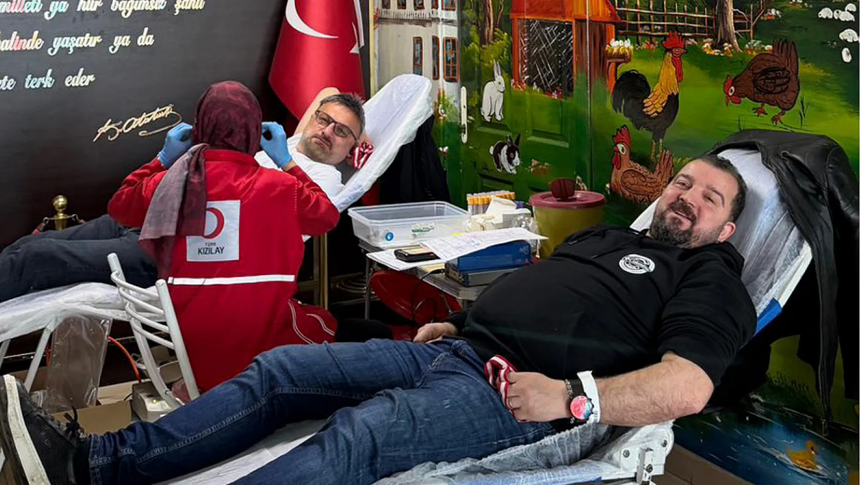 Dostluk Grubundan Kızılay'a kan bağışı