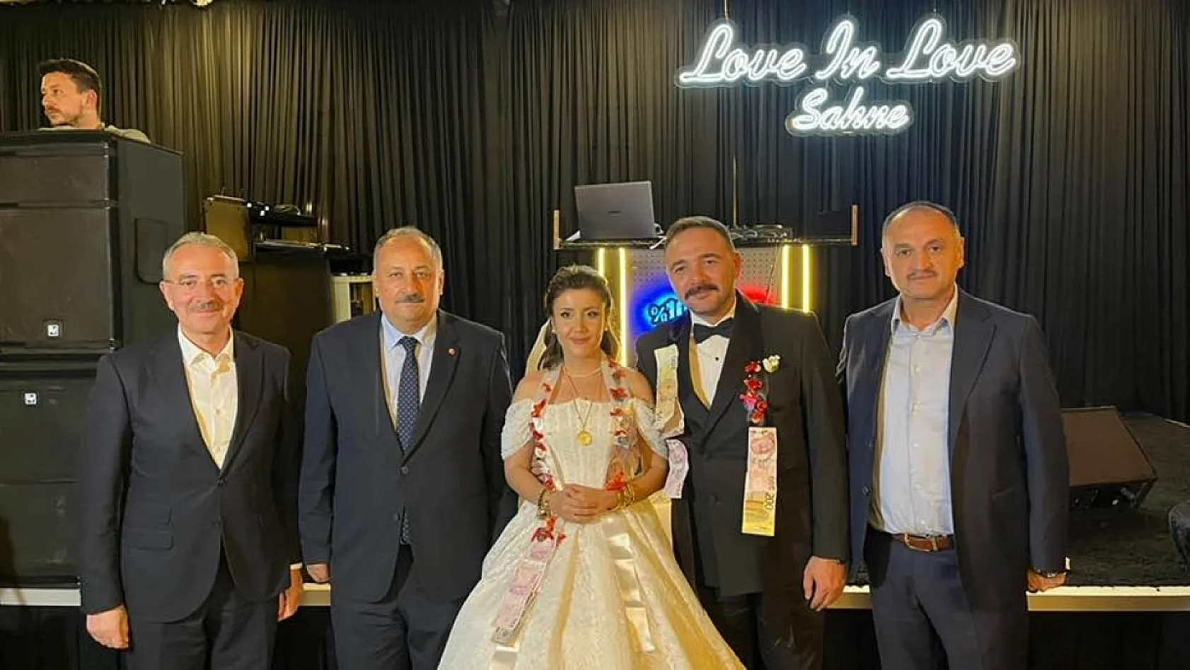 BAŞKANIN MUTLU GÜNÜ… KIZINI EVLENDİRDİ