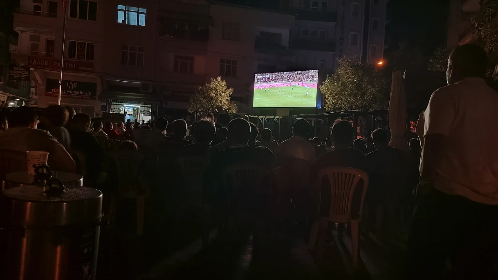 Cumhuriyet Meydanı kırmızı-beyaza büründü