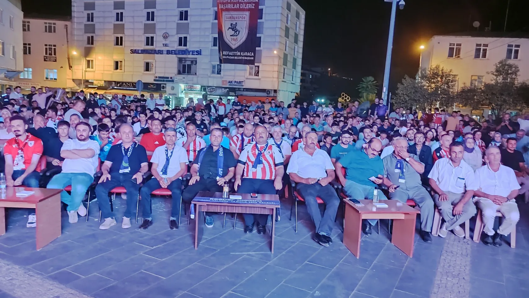 Cumhuriyet Meydanı kırmızı-beyaza büründü