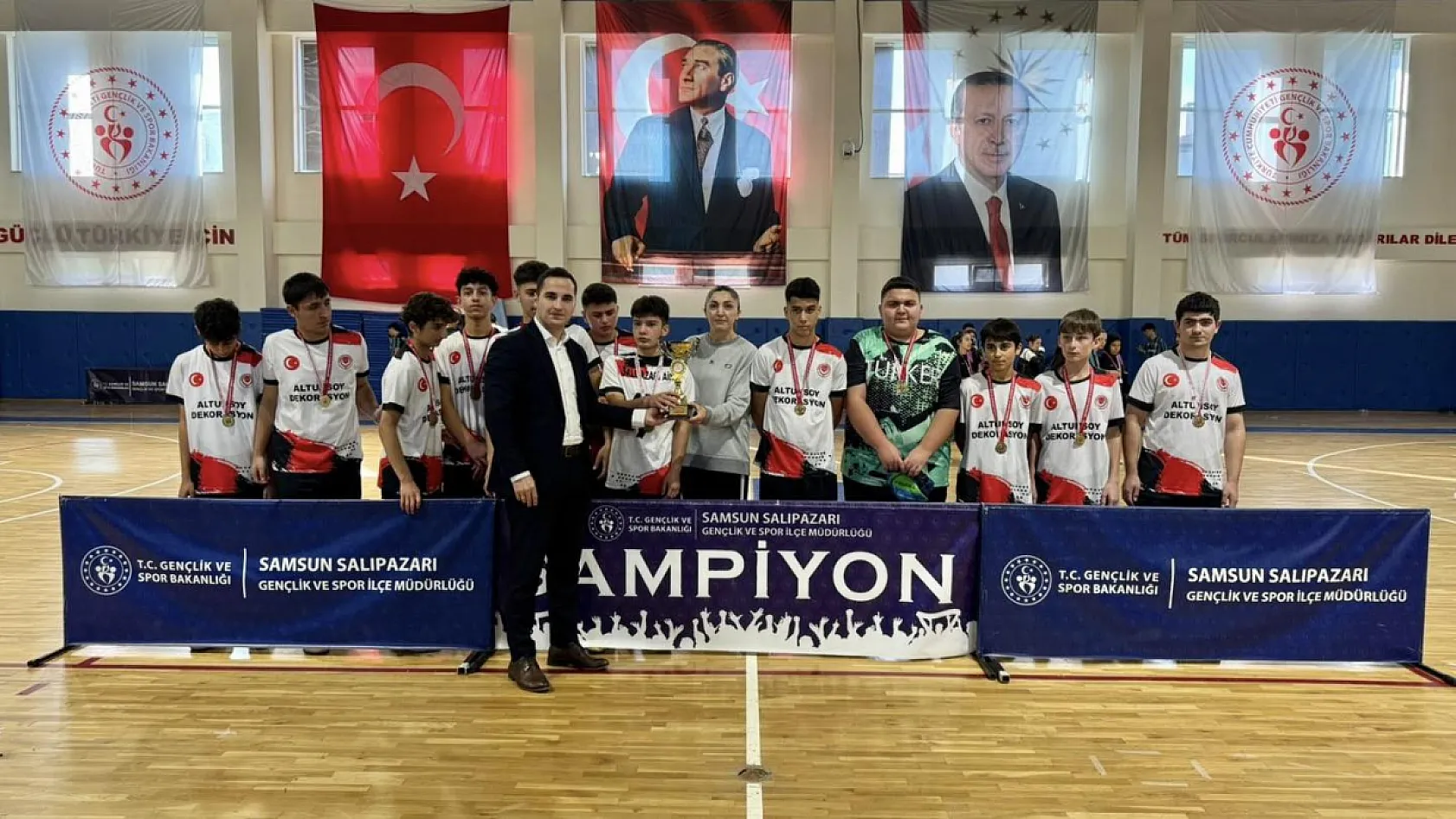 Salıpazarı'nda gençler futsal turnuvası tamamlandı