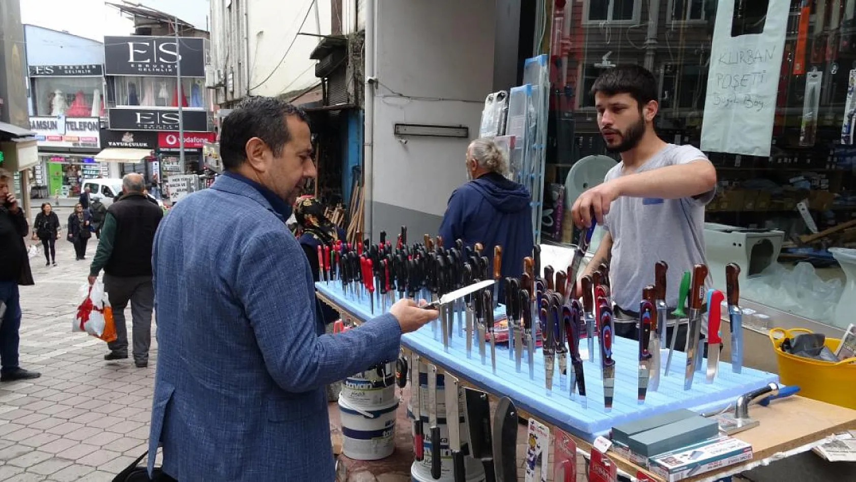 Kurban'da vatandaşın tercihi yeni bıçak yerine eski bıçakları biletmek