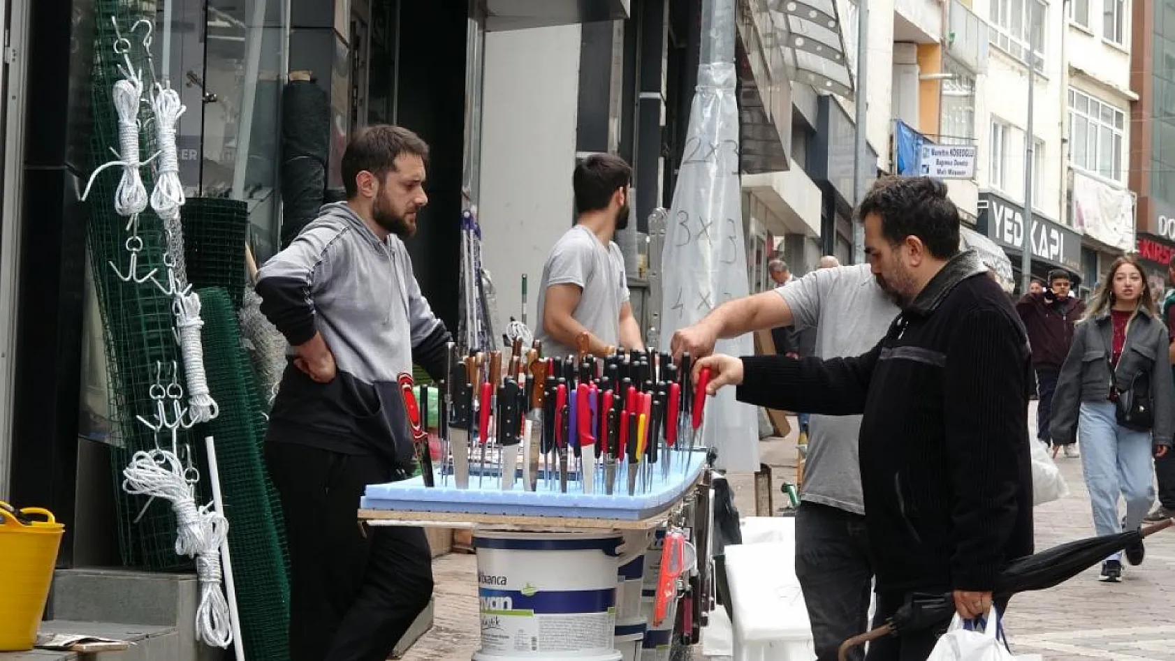 Kurban'da vatandaşın tercihi yeni bıçak yerine eski bıçakları biletmek