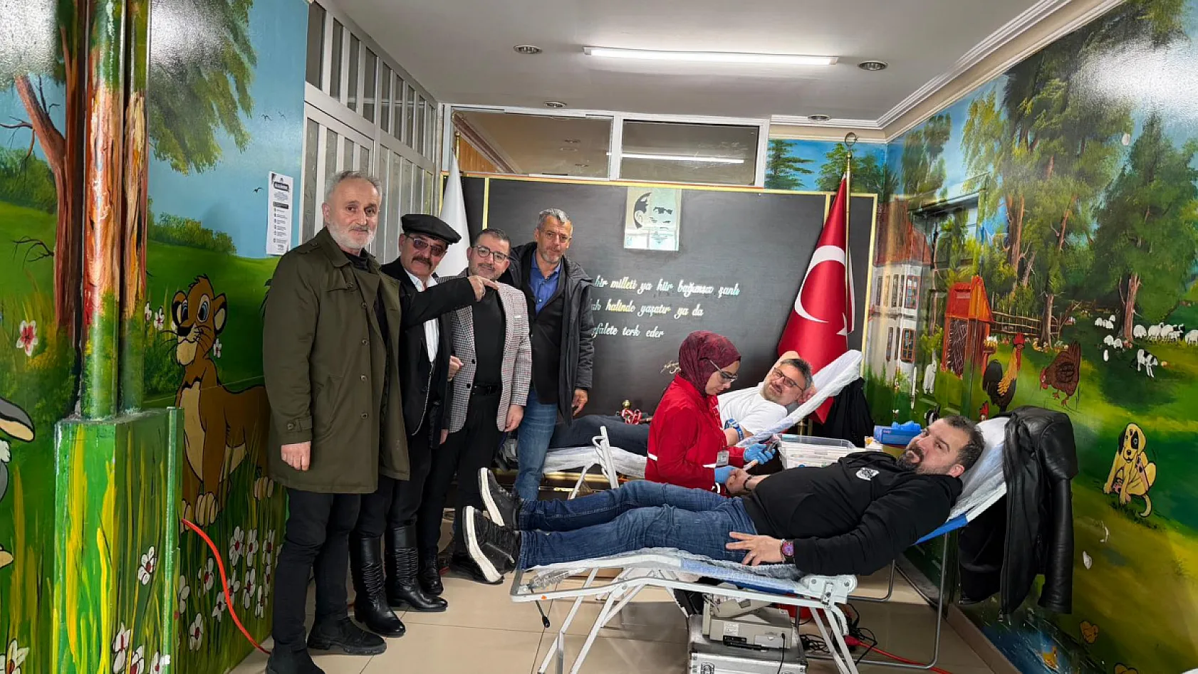Dostluk Grubundan Kızılay'a kan bağışı