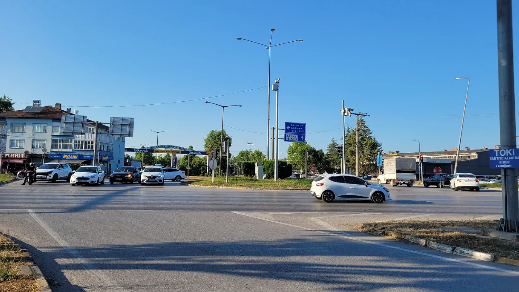 Çarşamba'da kavşak çilesi sürüyor
